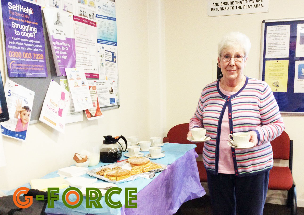 Farrat raccoglie 500 sterline per la G-Force Community Charity per aiutare a mantenere in funzione il locale "Brush and a Brew Club".